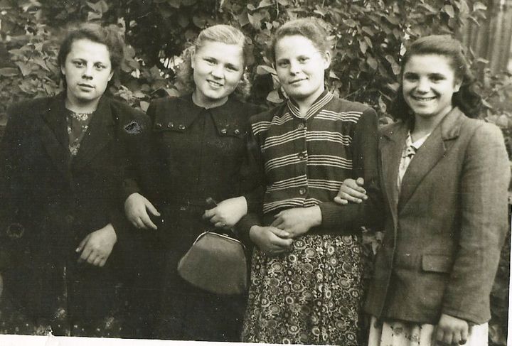 Сестра Валя, подруга Зина, Нина Дмитриевна, Юля. (слева направо)