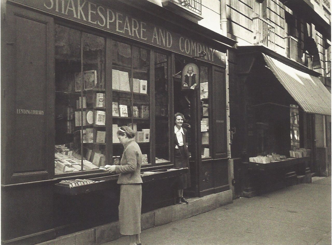 Первый книжный магазин. Магазин Шекспир и компания Париж. Книжный магазин Shakespeare and Company в Париже. «Шекспир и компания», Париж, Франция. Магазин Шекспир и компания книжный Париж фото.